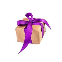 Coffret cadeau avec ruban violet isolé sur fond blanc photo
