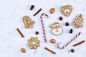 biscuits de pain d'épice faits maison de noël sur fond blanc. vue de dessus photo