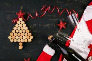 décoration du nouvel an avec sapin de noël en bouchons de vin et bouteille de champagne. fond de noël. vue de dessus. photo
