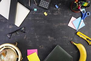 différentes fournitures scolaires sur fond sombre. retour à l'école photo