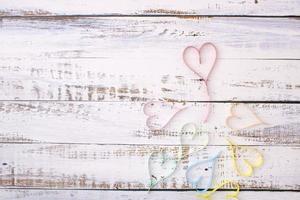 coeur de papier sur plancher en bois photo