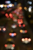 bokeh, feux de voiture dans la rue la nuit photo