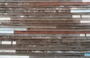 fond de texture de mur en bois brun. fond de texture de surface de planche de bois ancien vide. mur en bois de bois avec des couleurs marron, bleu et blanc. design extérieur. mur en bois avec des clous. bois patiné. photo