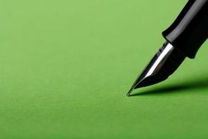 stylo plume libre sur fond vert photo