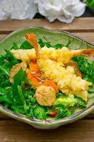 crevettes tempura japonaises fraîches avec salade photo