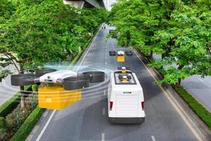 drone de livraison autonome atterrissant sur une camionnette électrique après avoir livré un colis sur une route verte, futur concept de transport et de logistique photo