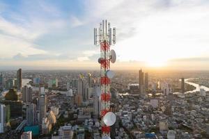 tour de télécommunication avec antenne de réseau cellulaire 5g sur fond de coucher de soleil de la ville photo