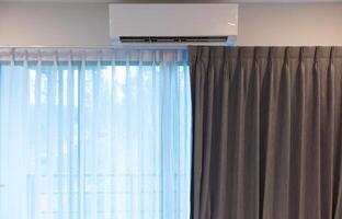 climatiseur avec rideau dans la chambre d'hôtel photo