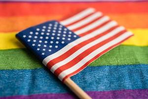 drapeau américain américain sur fond arc-en-ciel symbole du mouvement social du mois de la fierté gay lgbt le drapeau arc-en-ciel est un symbole des droits lesbiens, gays, bisexuels, transgenres, humains, de tolérance et de paix. photo