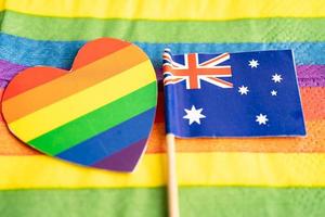 drapeau australien sur fond arc-en-ciel symbole du mouvement social du mois de la fierté gay lgbt le drapeau arc-en-ciel est un symbole des lesbiennes, gays, bisexuels, transgenres, droits de l'homme, tolérance et paix. photo