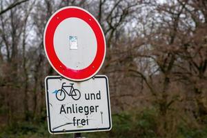 faible profondeur de champ gros plan d'un panneau de signalisation sur un fond de forêt photo