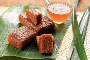 wajik ou wajit ngora est une collation traditionnelle indonésienne à base de riz gluant cuit à la vapeur cuit dans du sucre de palme, du lait de coco et des feuilles de pandan. photo