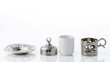 tasse à café turque en quatre pièces, isolée sur blanc. photo