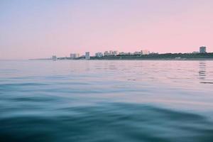 vue sur la ville depuis la côte de la mer. voyage, détente photo