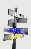 panneau routier en bois avec des mots paix, ukraine, soutien, faim photo