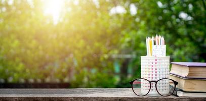 retour à l'arrière-plan de l'école avec des livres, un crayon et une règle sur des arrière-plans flous verts avec espace de copie. photo