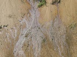 taches d'essence sur le sable photo