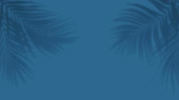 superposition d'ombre de feuilles tropicales de palmier sur fond bleu. modèle d'été de bannière de médias sociaux photo
