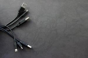gros plan des câbles usb et mini usb sur fond noir avec place pour votre conception photo