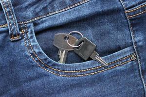 deux clés dans la poche du jean photo