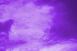 le ciel est teint en violet photo