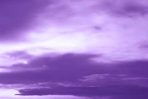 le ciel est teint en violet photo