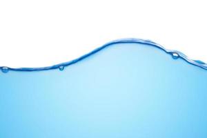 l'eau se déplaçant dans une courbe bleue et a une purification de l'air et a un fond blanc. photo