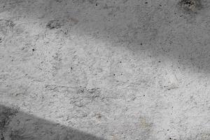 concept d'ombre et de lumière sur un sol en ciment gris photo