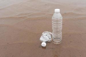 pollution des bouteilles d'eau en plastique dans le concept d'environnement océanique photo