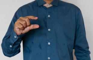 jeune bel homme portant une chemise bleu clair avec différents comportements au travail photo
