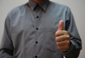 jeune bel homme portant une chemise bleu clair avec différents comportements au travail photo