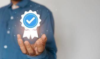 processus de certification et de normalisation, entreprise certifiée iso, conformité aux normes internationales et concept d'assurance qualité. personne touchant l'icône du certificat. photo