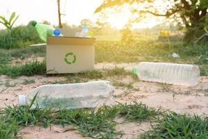 bouteilles en plastique dans une boîte pour le concept de recyclage photo