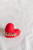 coeurs d'amour sur fond de texture de coton. concept de carte de saint valentin. coeur pour le fond de la saint valentin. photo