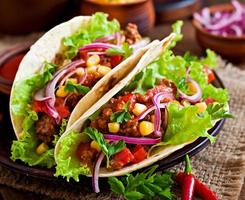 tacos mexicains avec viande, légumes et oignon rouge photo