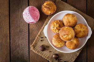 muffins aux fruits avec muscade et piment sur un fond de bois photo