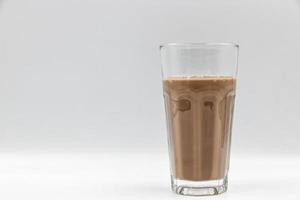 lait au chocolat dans un verre sur fond blanc. photo