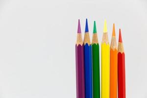 crayon, symbole de couleur de la fierté lgbt, sur fond blanc. photo