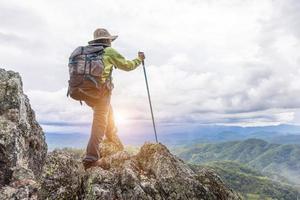 grimpeur debout sur un rocher sur la montagne. photo