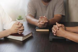 des groupes chrétiens asiatiques assis dans l'église catholique ont prié pour les bénédictions de dieu. un soleil pâle brillait dans un lieu de culte.concepts religieux. photo