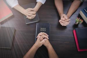 un groupe de chrétiens asiatiques est assis à l'intérieur d'une église catholique priant pour la bénédiction de dieu, le soleil pâle brillant dans le lieu de culte avec espace de copie. photo