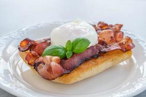 sandwich avec œuf poché et bacon photo