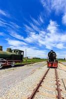 Trains à vapeur anciens dans la gare avec fond de ciel bleu photo