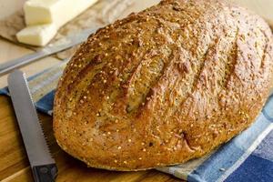 grains entiers frais cuits au four et pain aux graines photo