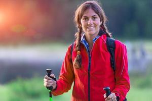 Libre d'une jeune fille sportive au cours d'un trek photo