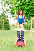 couple pratiquant acroyoga dans le parc photo