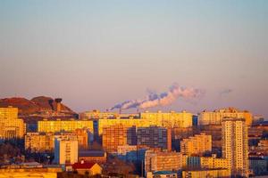 paysage urbain avec des bâtiments résidentiels. vladivostok, russie photo