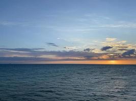 coucher de soleil sur la plage photo