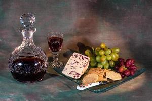 un verre de porto, du fromage et des biscuits photo