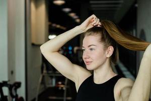 jeune fille séduisante en vêtements de sport dans un club de fitness. notion de sport. photo